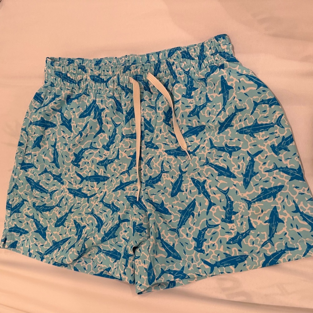 Chubbies Mens Shark Swim Trunks Size Small Lined Drawstring Pockets, 5.5 inseam